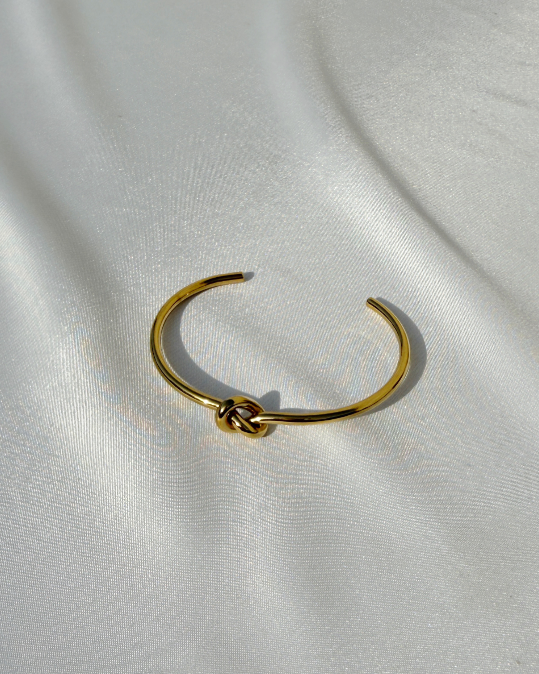 Knot open frame bracelet