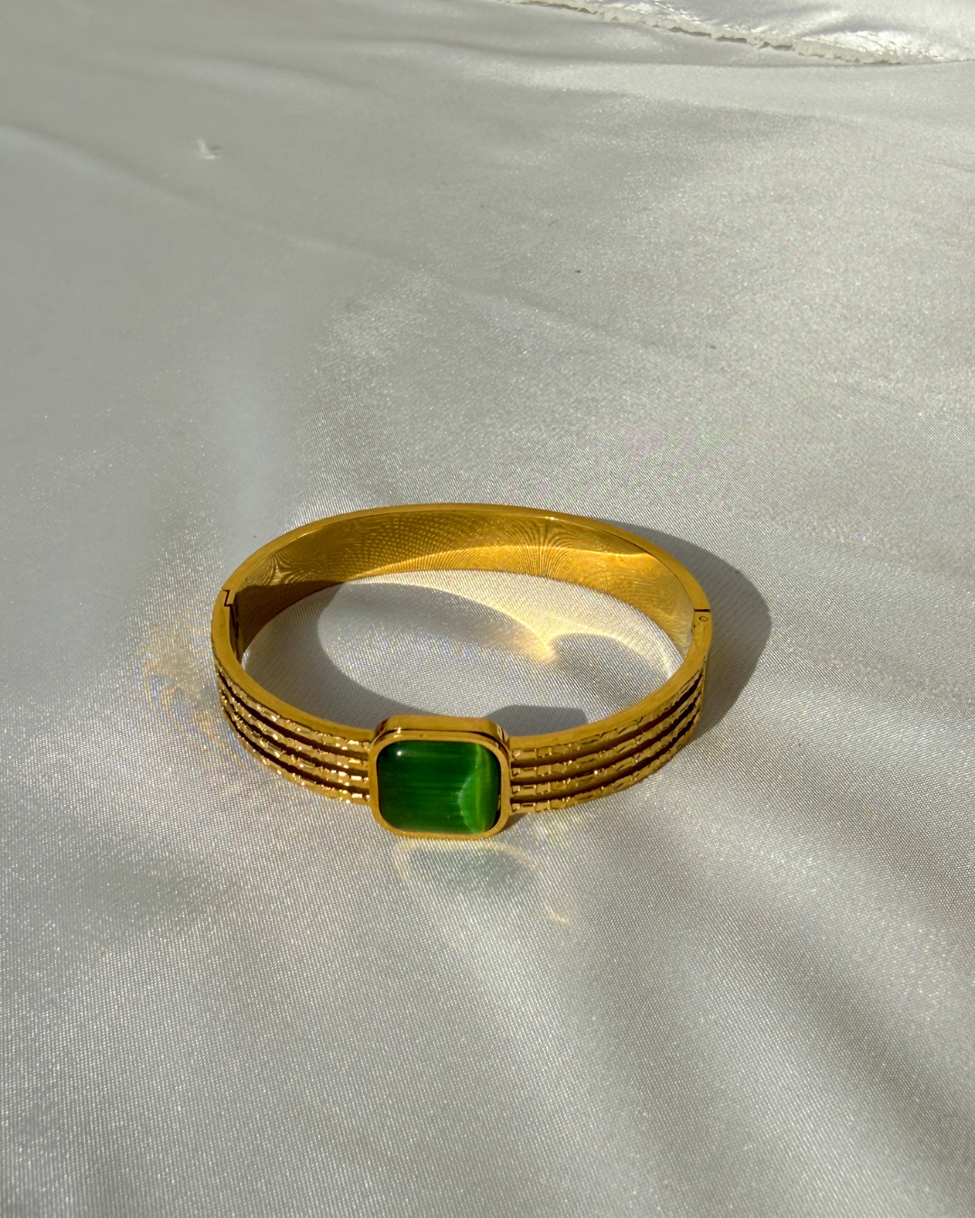 Emerald glow bracelet