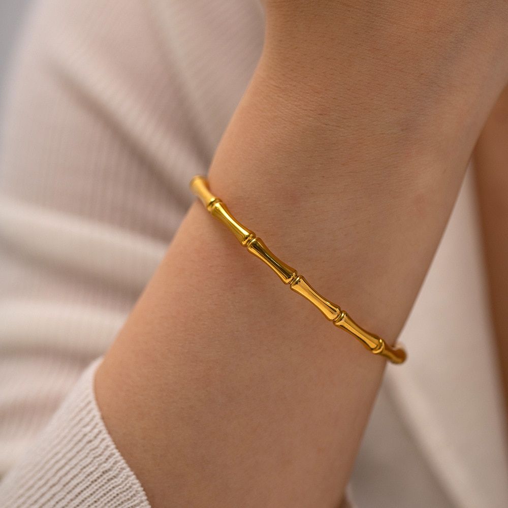Sculpted curve bangle