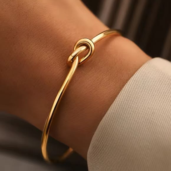 Knot open frame bracelet