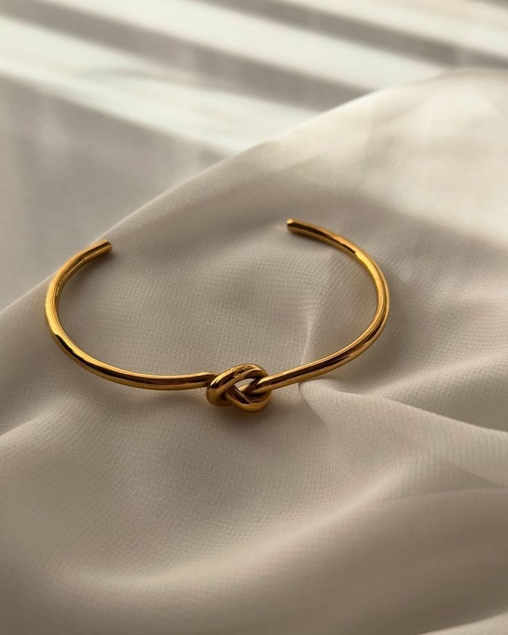Knot open frame bracelet
