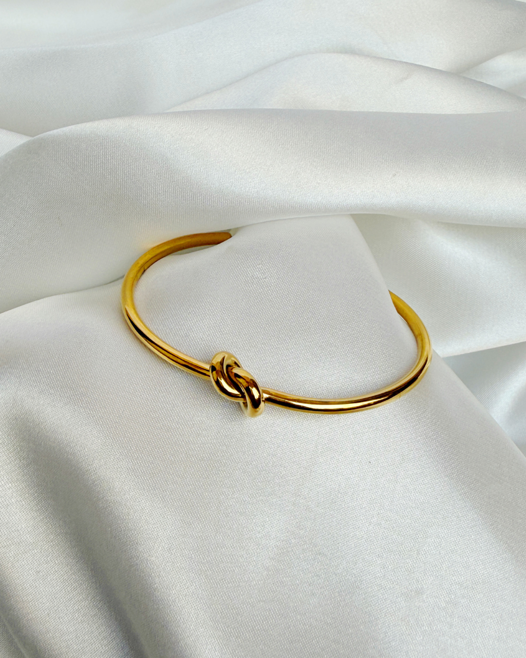 Knot open frame bracelet